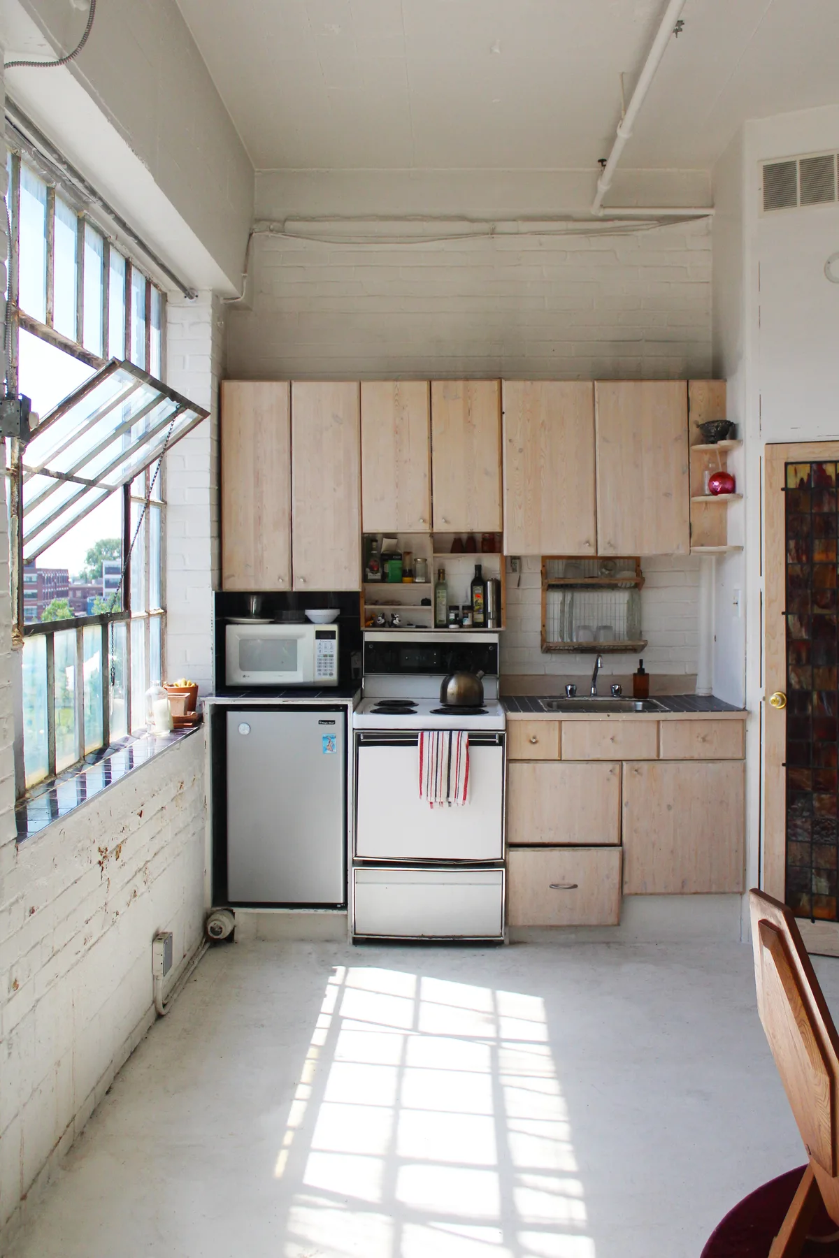 Bright Design Studio Office with Kitchenette, 74 sqm, photo shoot, pop-up rental in Montréal, additional interior view