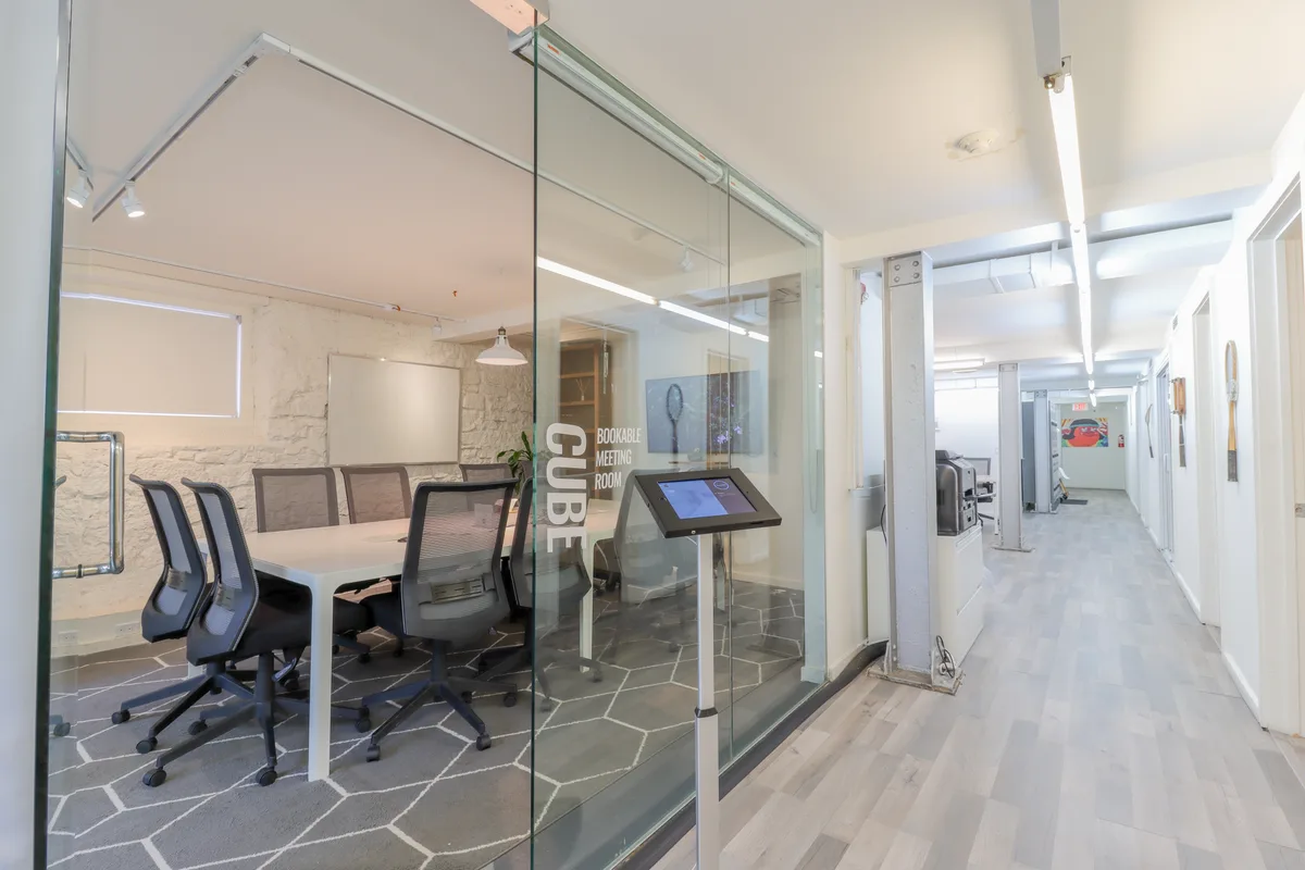 Bright Meeting Space for 10 with Advanced Amenities, 19 sqm, networking event, pop-up rental in Toronto
