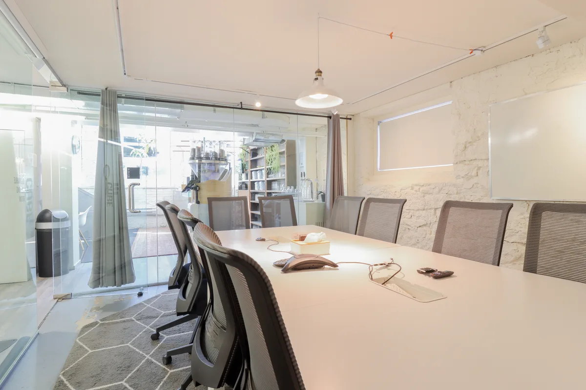 Bright Meeting Space for 10 with Advanced Amenities, 19 sqm, networking event, pop-up rental in Toronto, second interior view