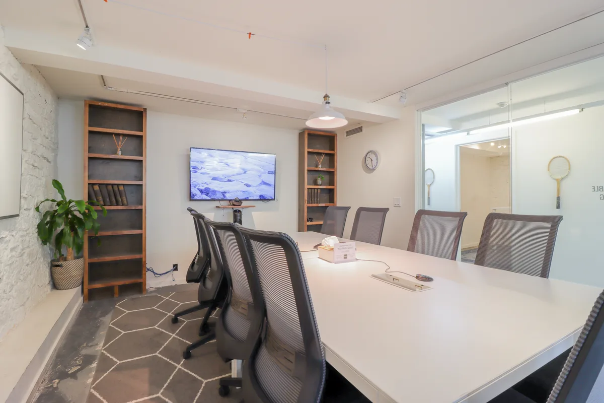 Bright Meeting Space for 10 with Advanced Amenities, 19 sqm, networking event, pop-up rental in Toronto, third interior view