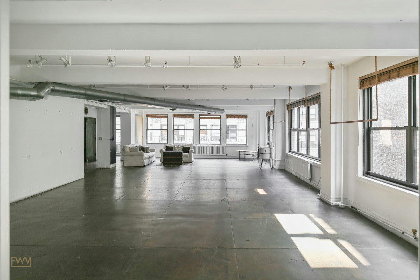 Bright Midtown Showroom Corner Loft in New York, 390 sqm, pop up store
