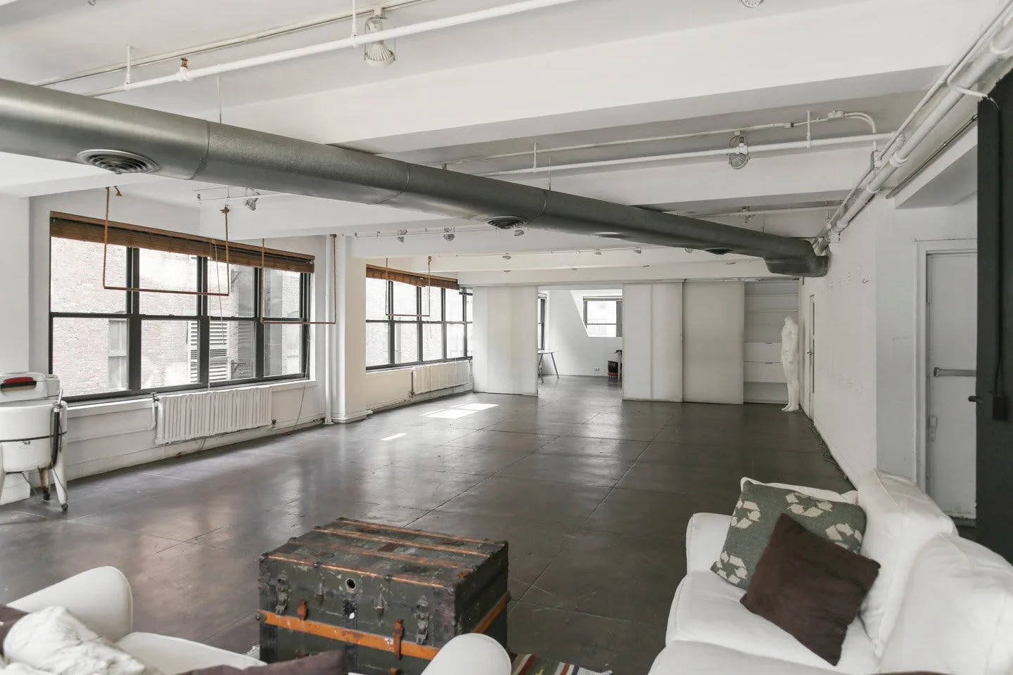 Bright Midtown Showroom Corner Loft in New York — 3