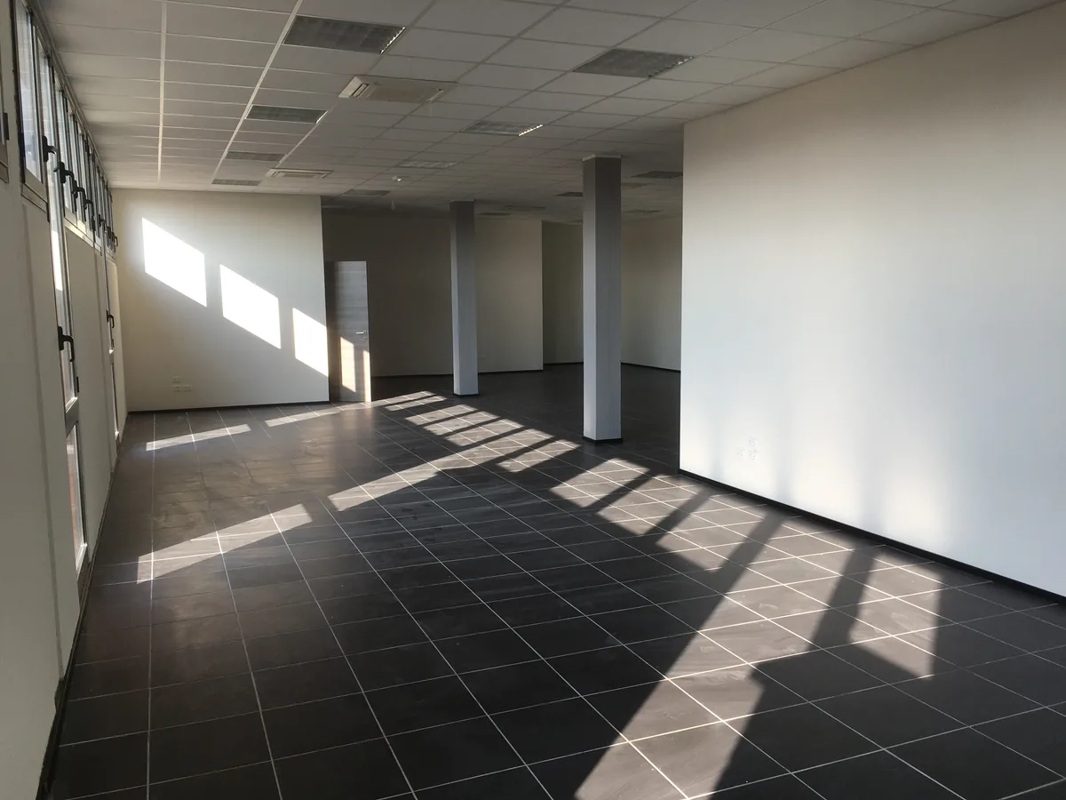 Bright Open-Plan Office for Creative Productions, 154 sqm, photo shoot, pop-up rental in Villanova, interior view