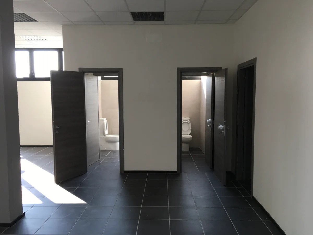 Bright Open-Plan Office for Creative Productions, 154 sqm, photo shoot, pop-up rental in Villanova, third interior view