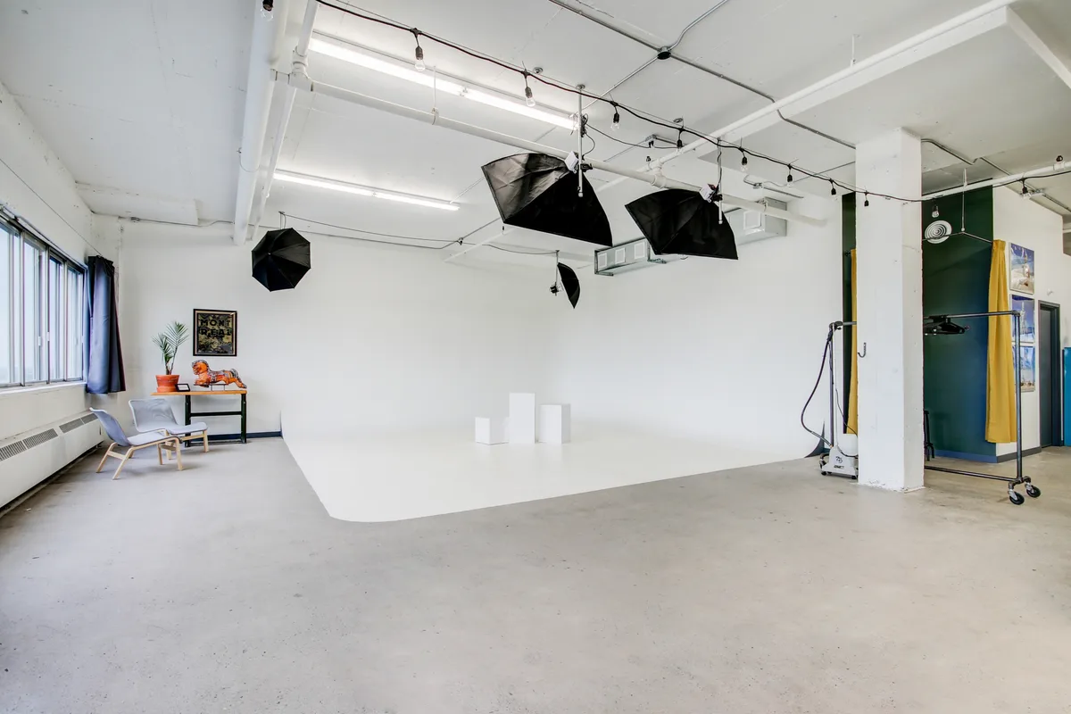 Bright Photography Studio with Cyclorama and Amenities, 186 sqm, photo shoot, pop-up rental in Montréal