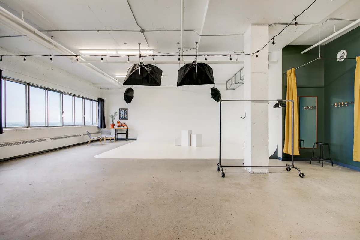 Bright Photography Studio with Cyclorama and Amenities, 186 sqm, photo shoot, pop-up rental in Montréal, interior view