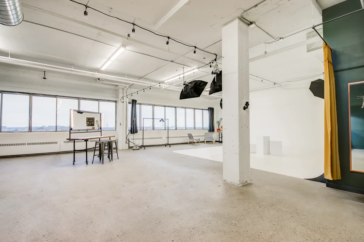 Bright Photography Studio with Cyclorama and Amenities, 186 sqm, photo shoot, pop-up rental in Montréal, second interior view