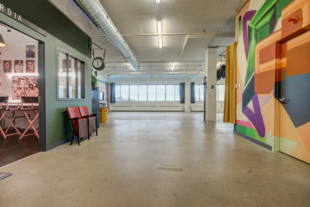 Bright Photography Studio with Cyclorama and Amenities, 186 sqm, photo shoot, pop-up rental in Montréal, additional interior…