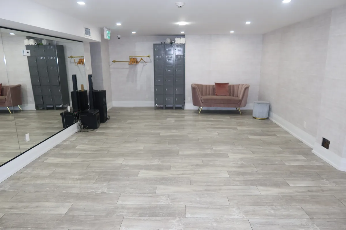 Bright Renovated Medi Spa Space for Lease, 49 sqm, content creation, pop-up rental in Toronto, third interior view