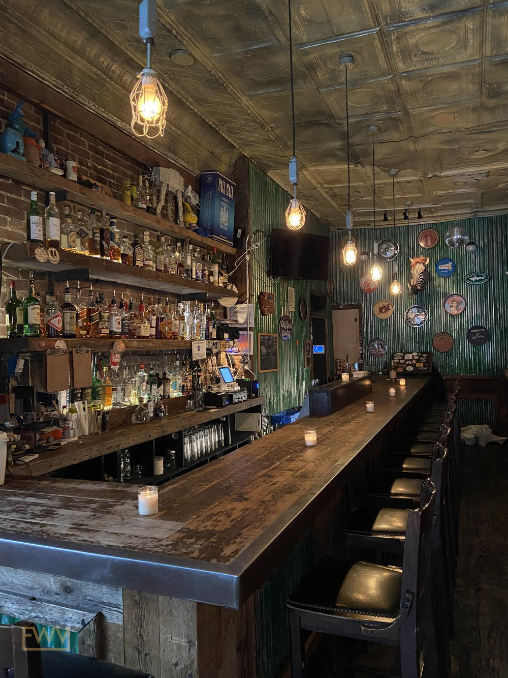 Bright Rustic Corner Bar in Clinton Hill, 93 sqm, private event, pop-up rental in Brooklyn, second interior view