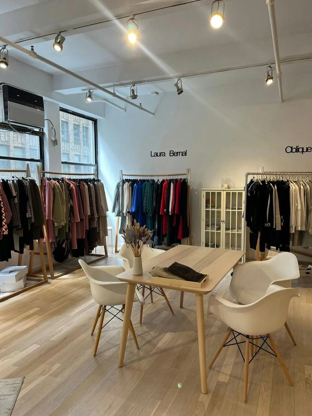 Bright Showroom for Full Rental in New York — 3