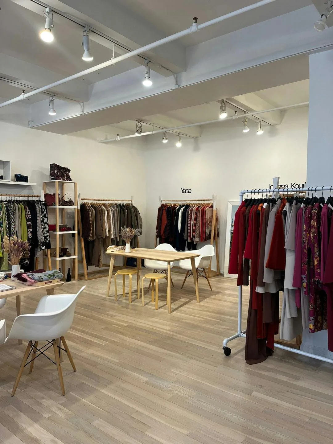 Bright Showroom for Full Rental in New York — 4