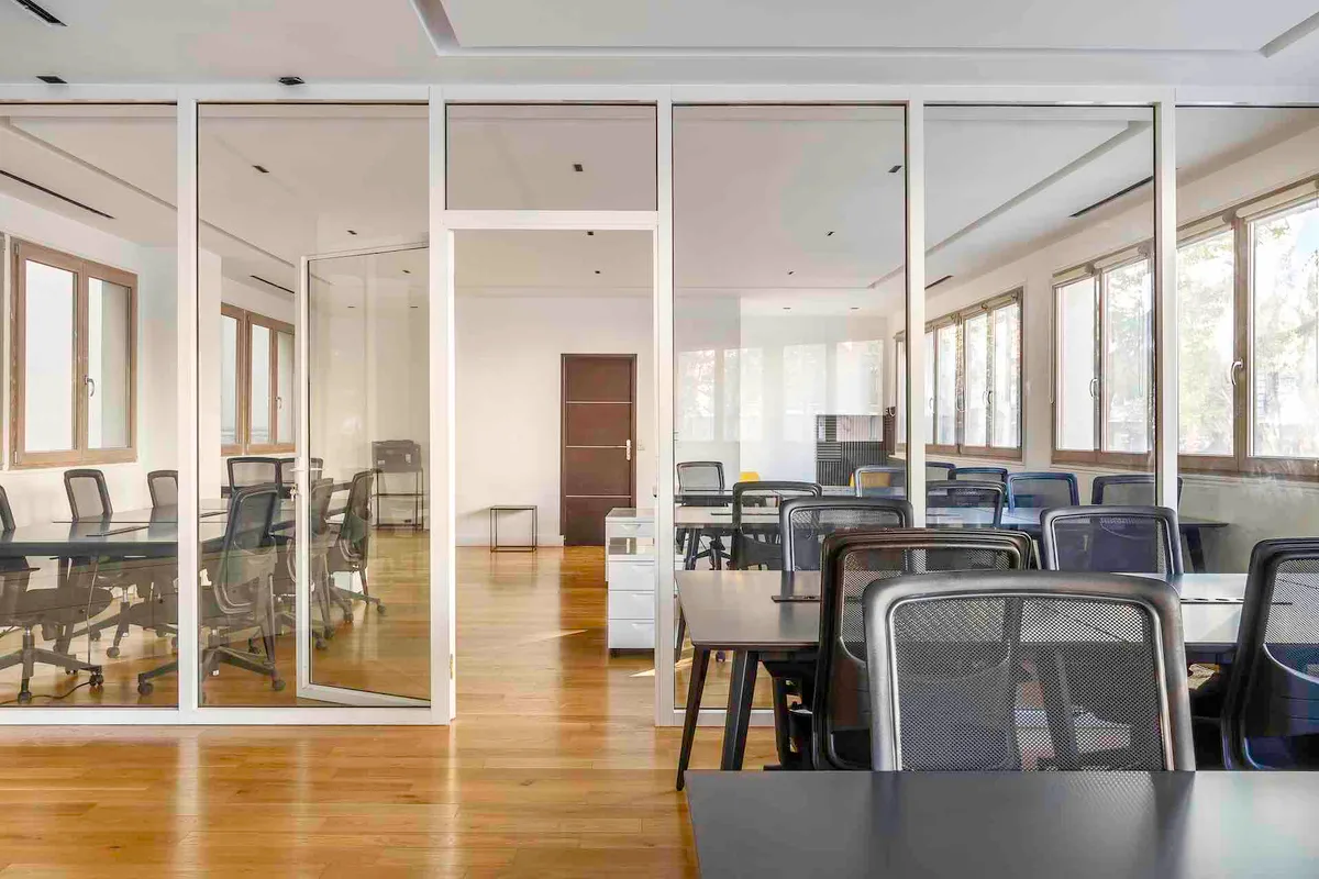 Bureau clé-en-main de 230 m² pouvant accueillir 45 postes, showroom presentation, pop-up rental in Paris