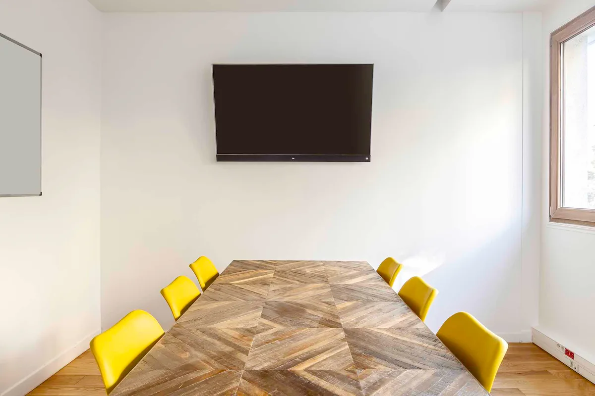 Bureau clé-en-main de 230 m² pouvant accueillir 45 postes, showroom presentation, pop-up rental in Paris, third interior view