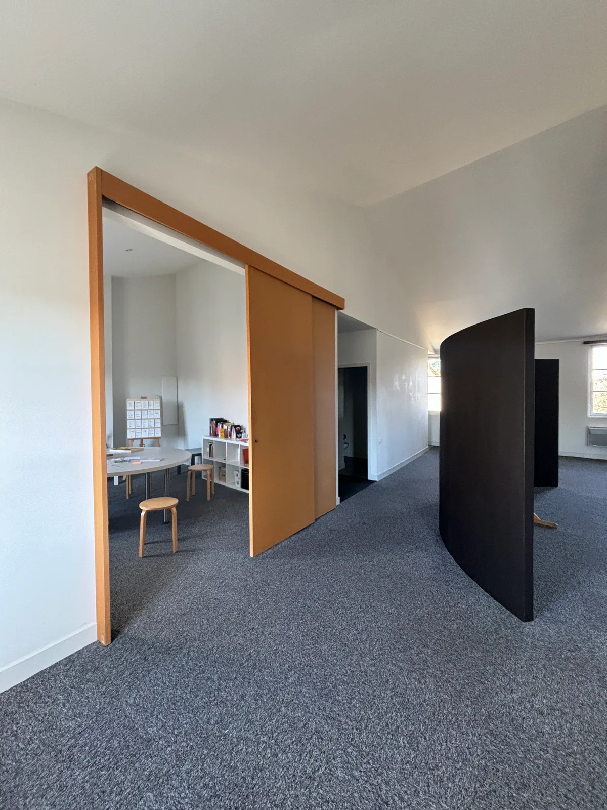 Bureau de 95 m2 Rénové à Proximité du Jardin Public, 117 sqm, showroom presentation, pop-up rental in Bordeaux, interior view