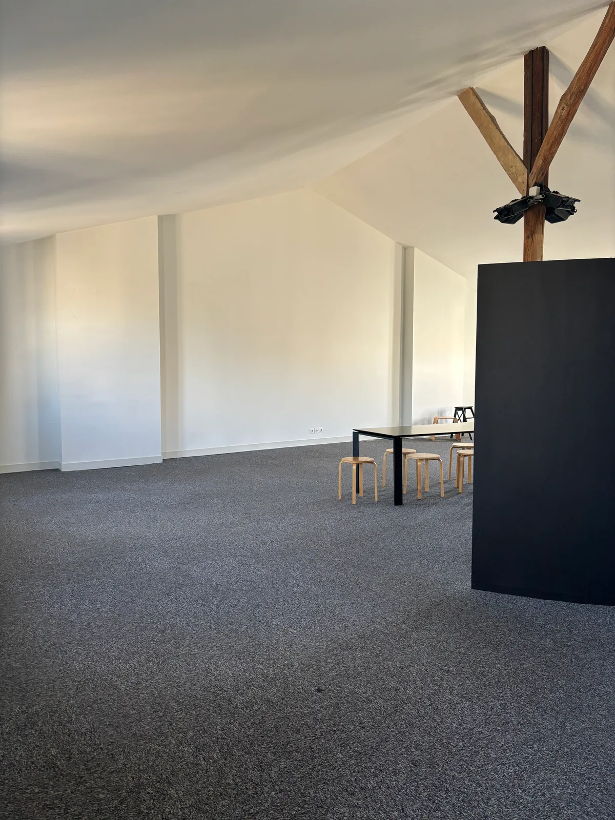 Bureau de 95 m2 Rénové à Proximité du Jardin Public, 117 sqm, showroom presentation, pop-up rental in Bordeaux, third interi…