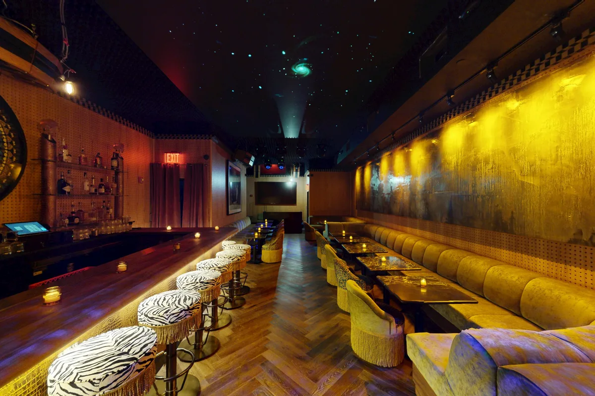 Captivating Bi-Level Event Venue in New York City, 260 sqm, private event, pop-up rental
