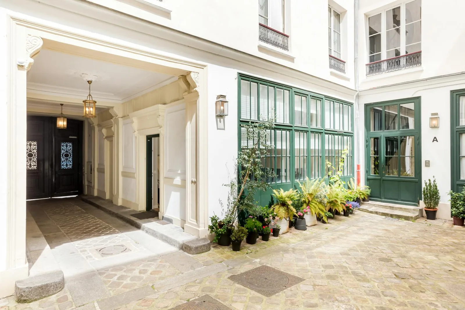 Charming 46 sqm Showroom on Rue Beautreillis, Le Marais, Paris — 2