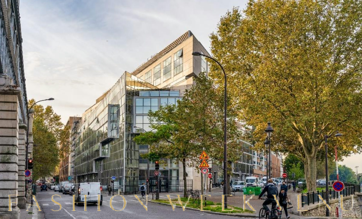 Charming Boutique with Canal Saint Martin View, 190 sqm, pop up store in Paris