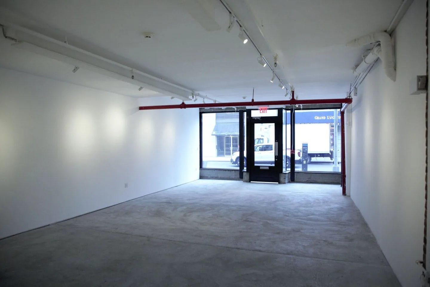 Charming Bowery Gallery on Broome Street, New York — 2