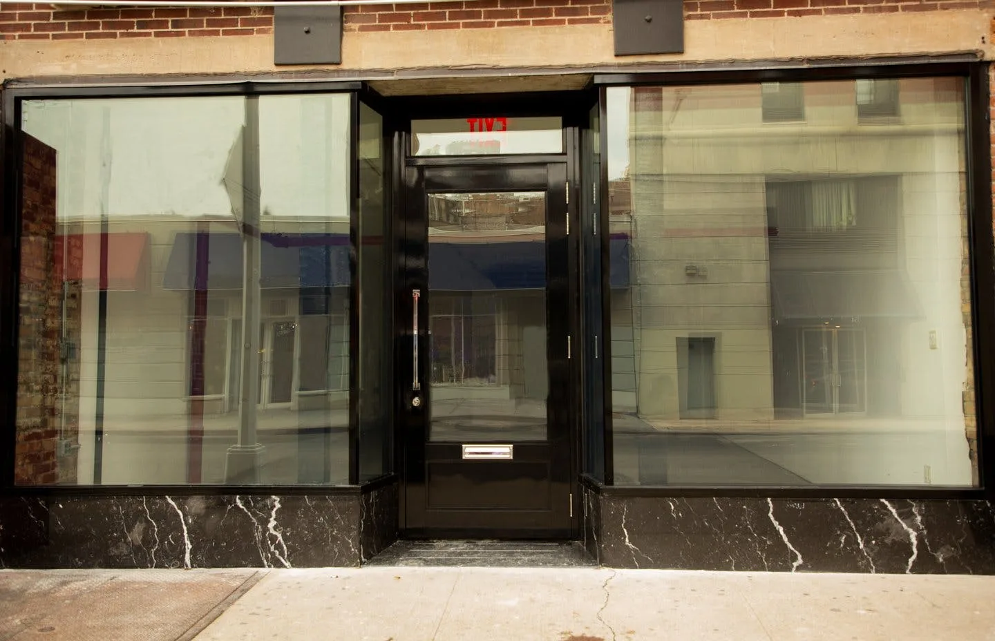 Charming Bowery Gallery on Broome Street, New York — 3