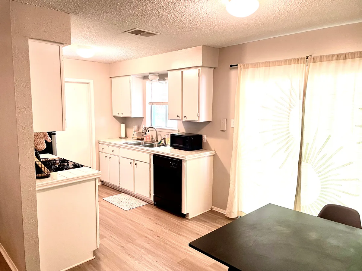 Charming Duplex with Private Outdoor Space in Austin, 112 sqm, pop up store, interior view