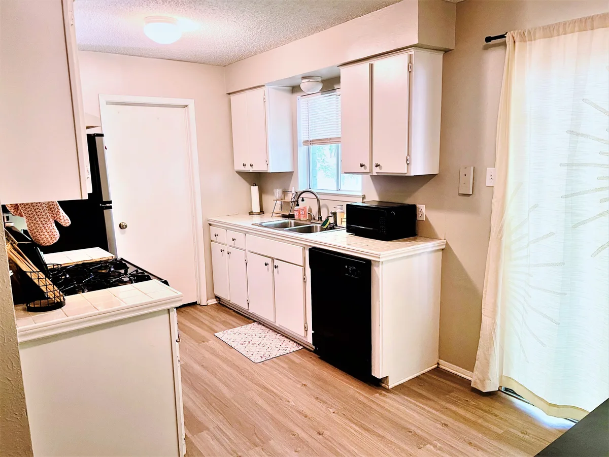 Charming Duplex with Private Outdoor Space in Austin, 112 sqm, pop up store, additional interior view