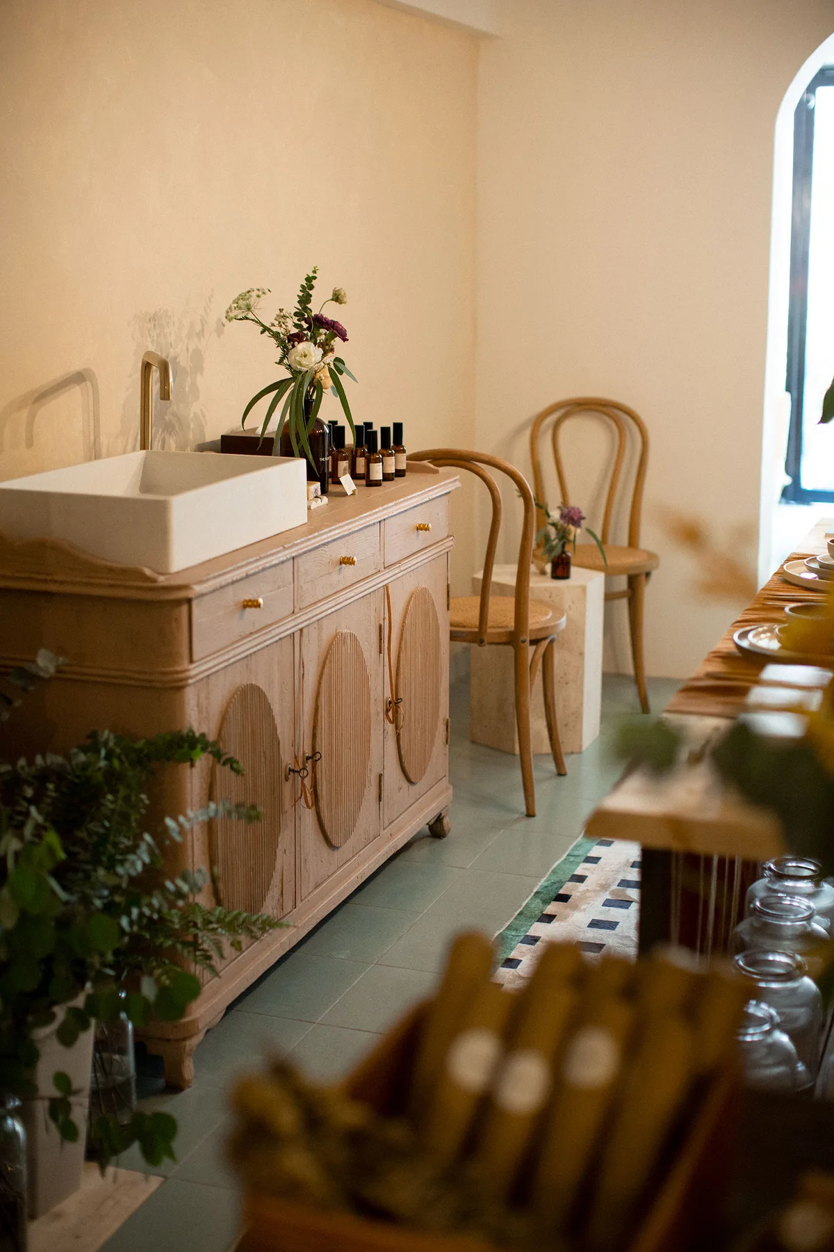 Charming Ground Floor Flower Shop with Workshop Space, 74 sqm, pop up store