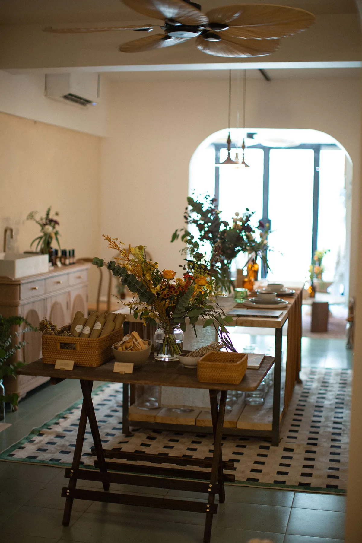 Charming Ground Floor Flower Shop with Workshop Space, 74 sqm, pop up store, interior view
