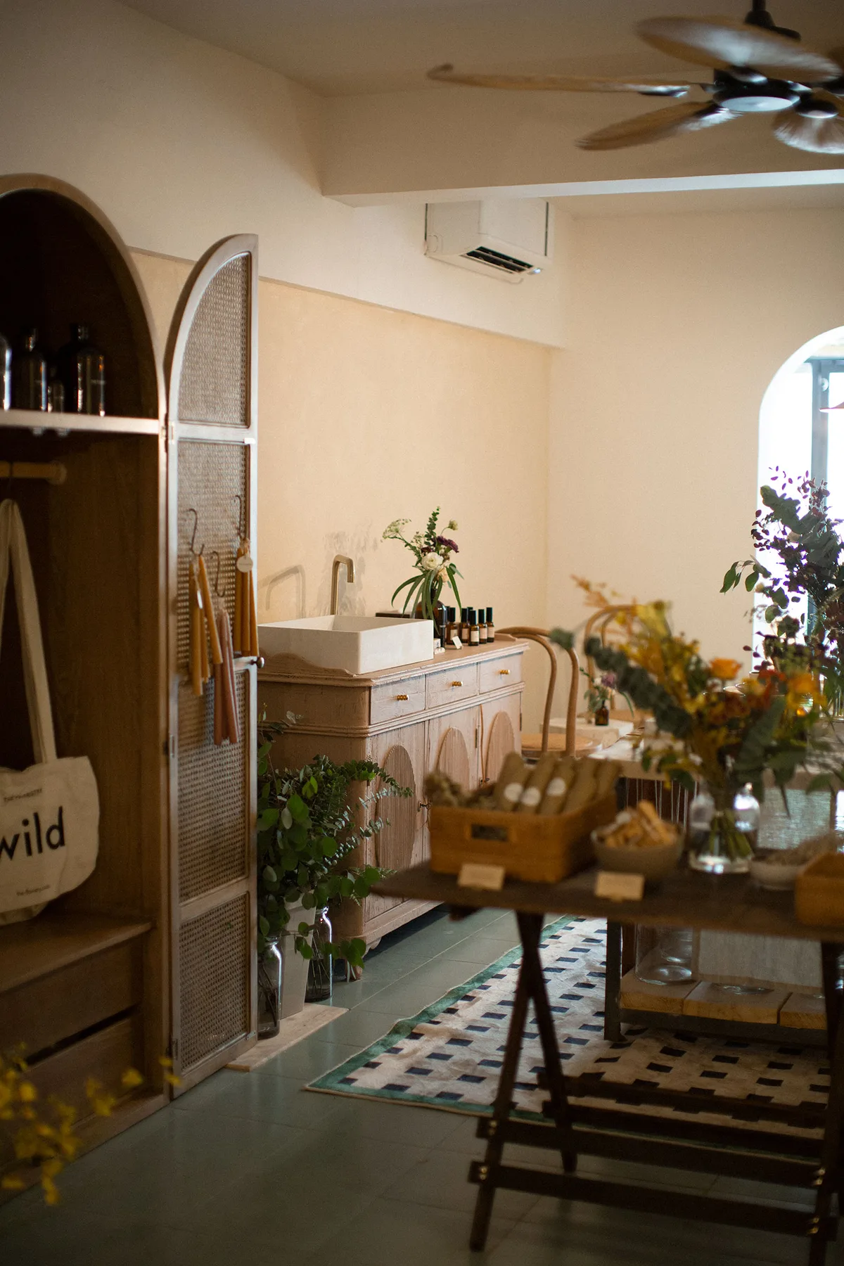 Charming Ground Floor Flower Shop with Workshop Space, 74 sqm, pop up store, second interior view