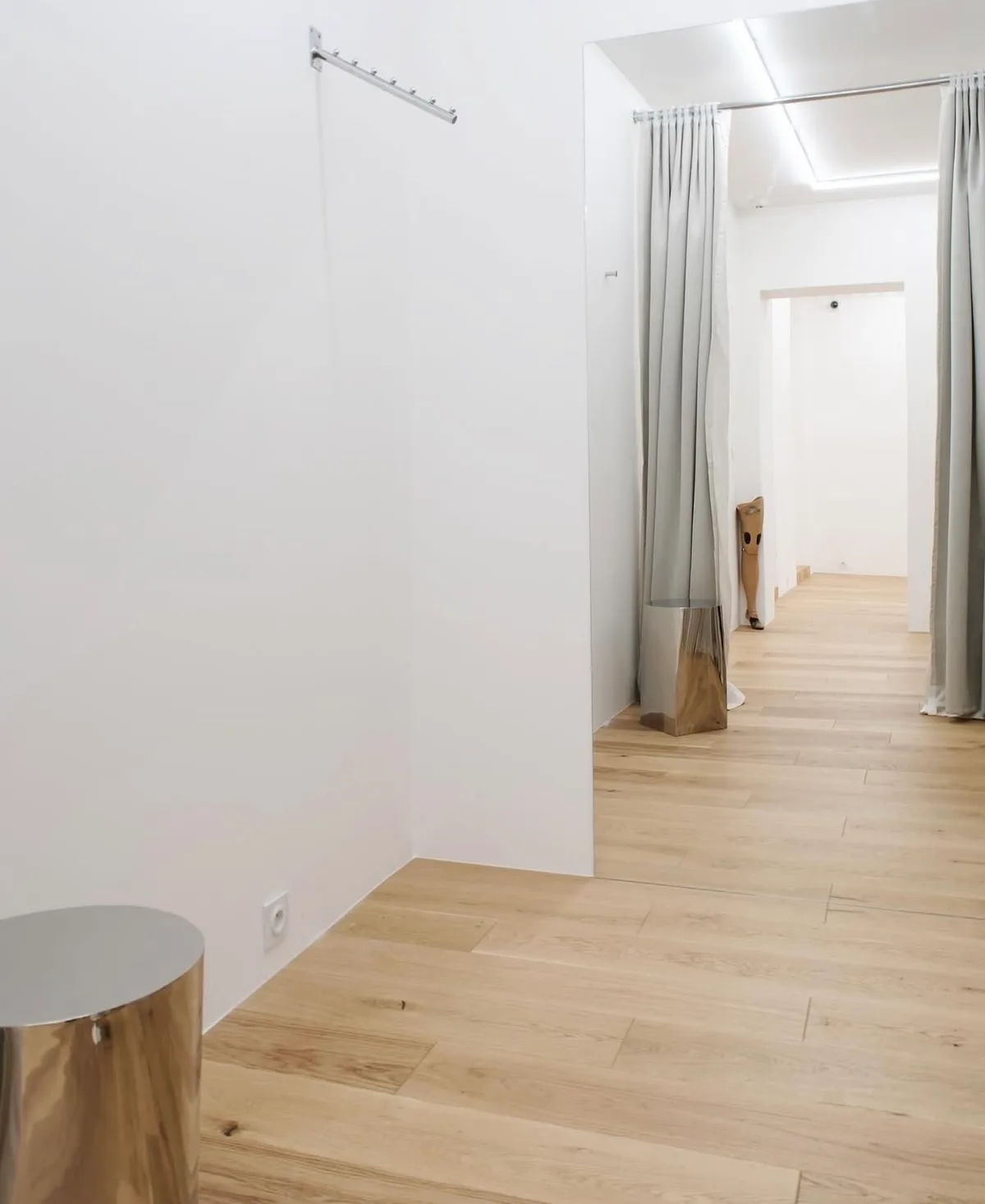 Charming Showroom Space in Parisian Courtyard, 70 sqm, showroom presentation, pop-up rental, second interior view