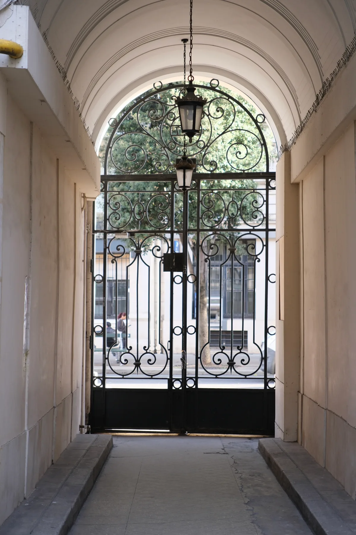 Charming Showroom Space in Parisian Courtyard, 70 sqm, showroom presentation, pop-up rental, additional interior view