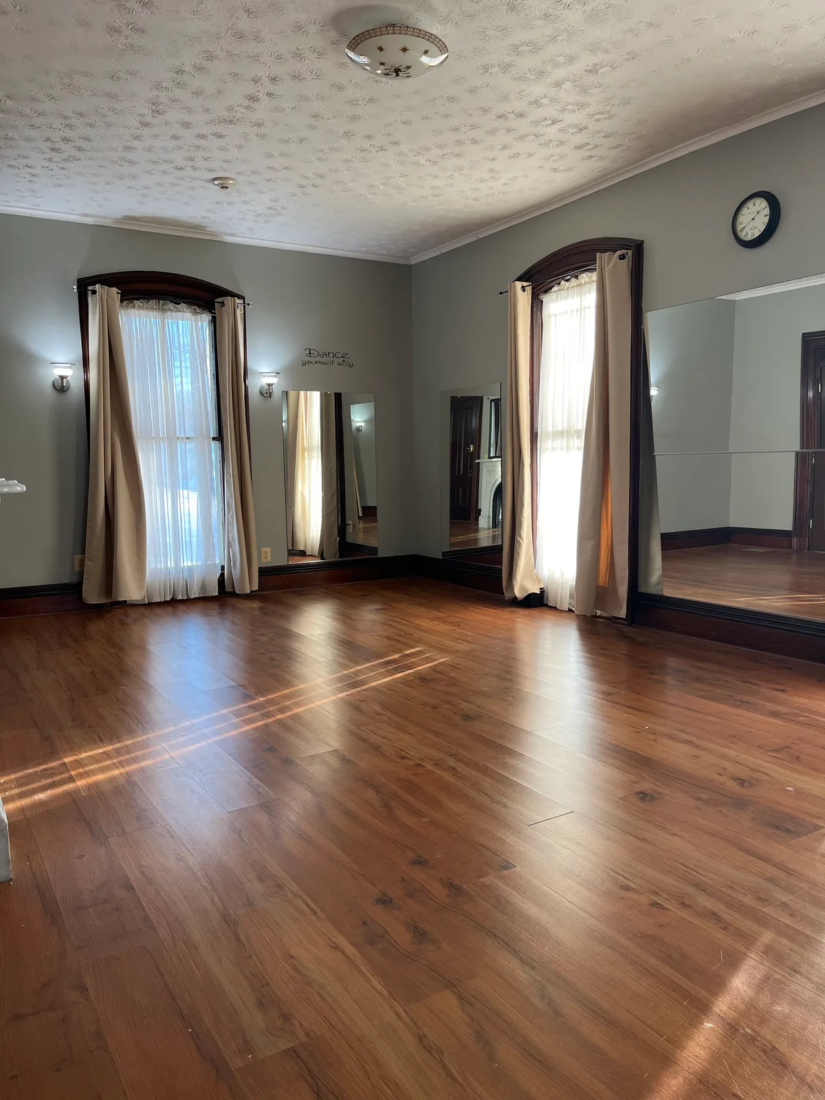 Charming Studio Space for Rent with Shared Amenities, 74 sqm, showroom presentation, pop-up rental in Enfield