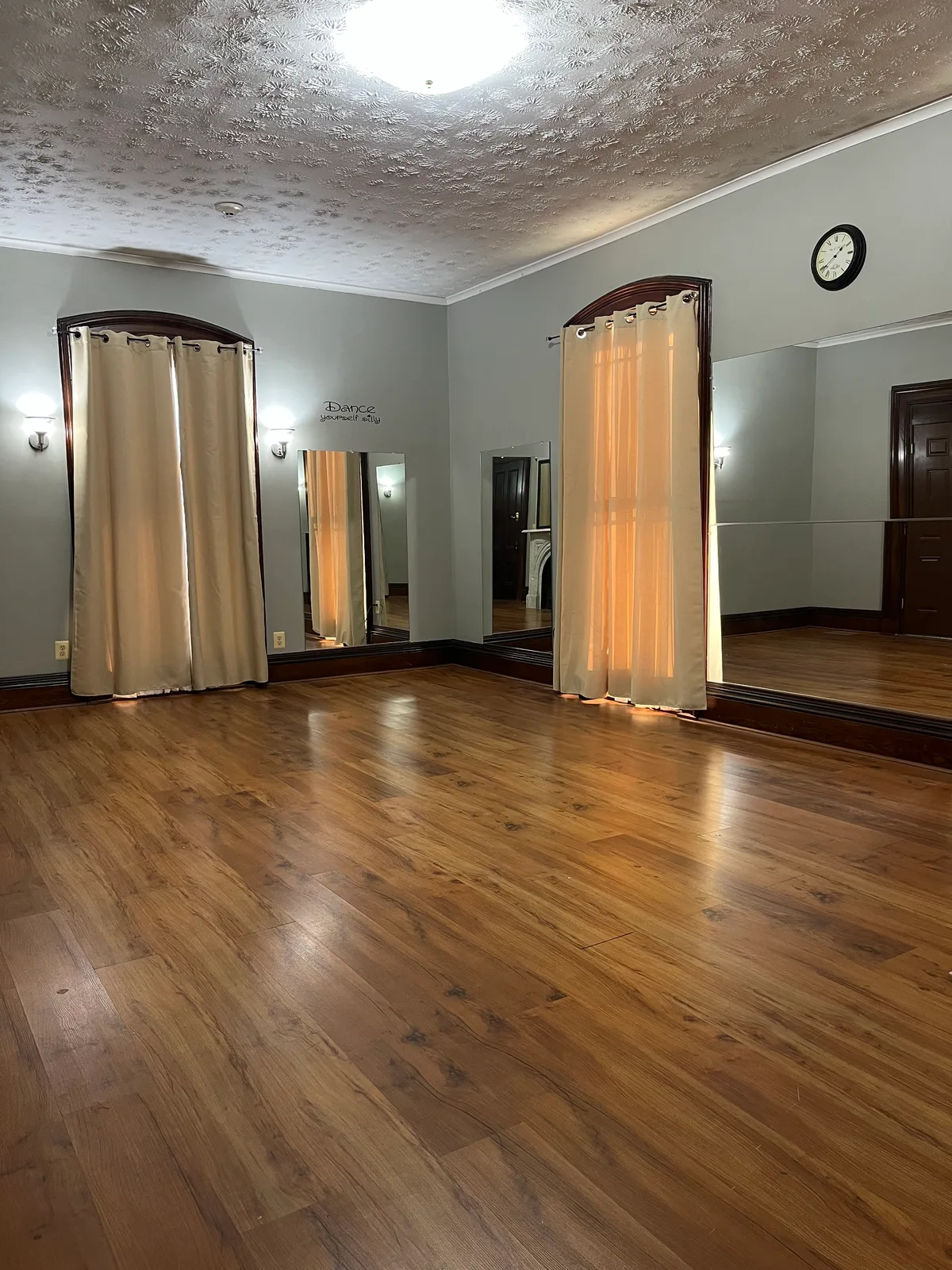 Charming Studio Space for Rent with Shared Amenities, 74 sqm, showroom presentation, pop-up rental in Enfield, interior view