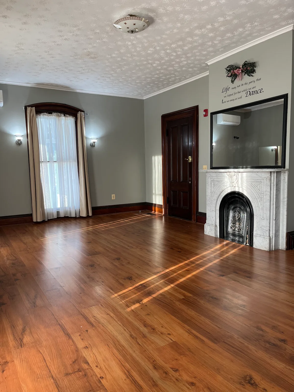 Charming Studio Space for Rent with Shared Amenities, 74 sqm, showroom presentation, pop-up rental in Enfield, second interi…