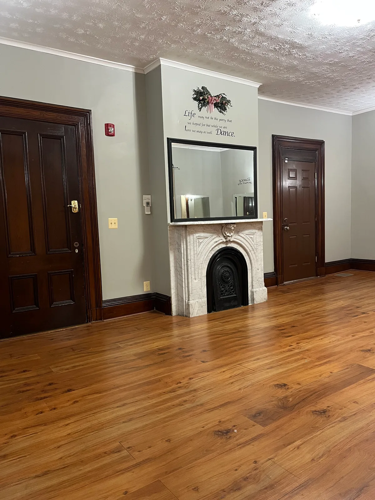 Charming Studio Space for Rent with Shared Amenities, 74 sqm, showroom presentation, pop-up rental in Enfield, third interio…