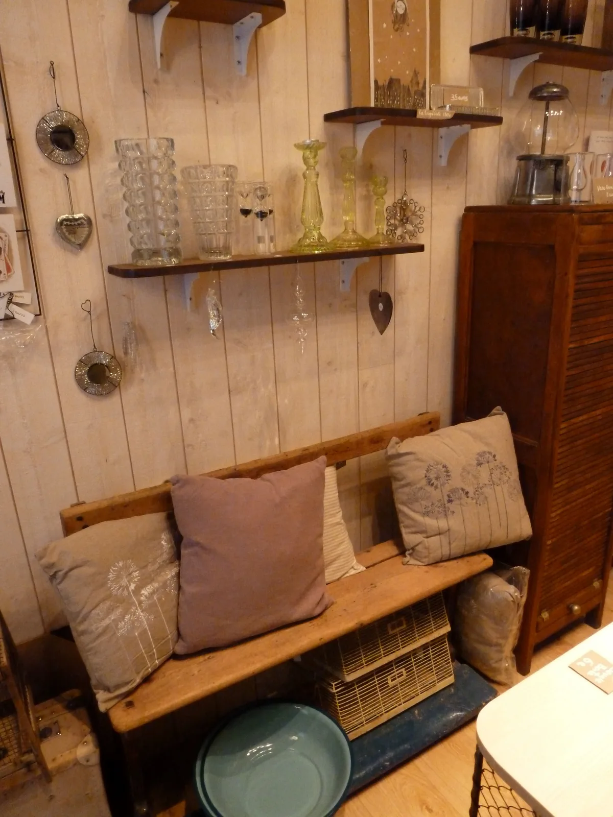 Charming Vintage Boutique Space in Central Paris, 20 sqm, pop up store, second interior view