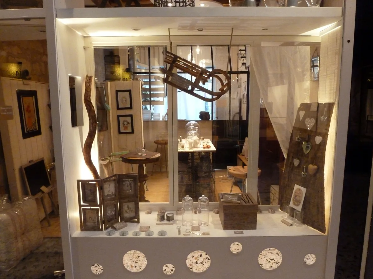 Charming Vintage Boutique Space in Central Paris, 20 sqm, pop up store, third interior view
