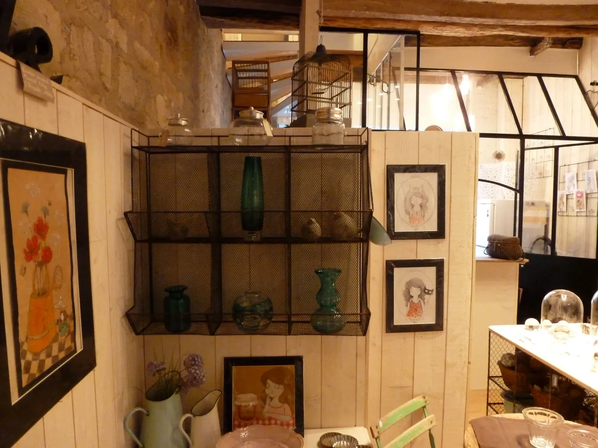 Charming Vintage Boutique Space in Central Paris, 20 sqm, pop up store, additional interior view