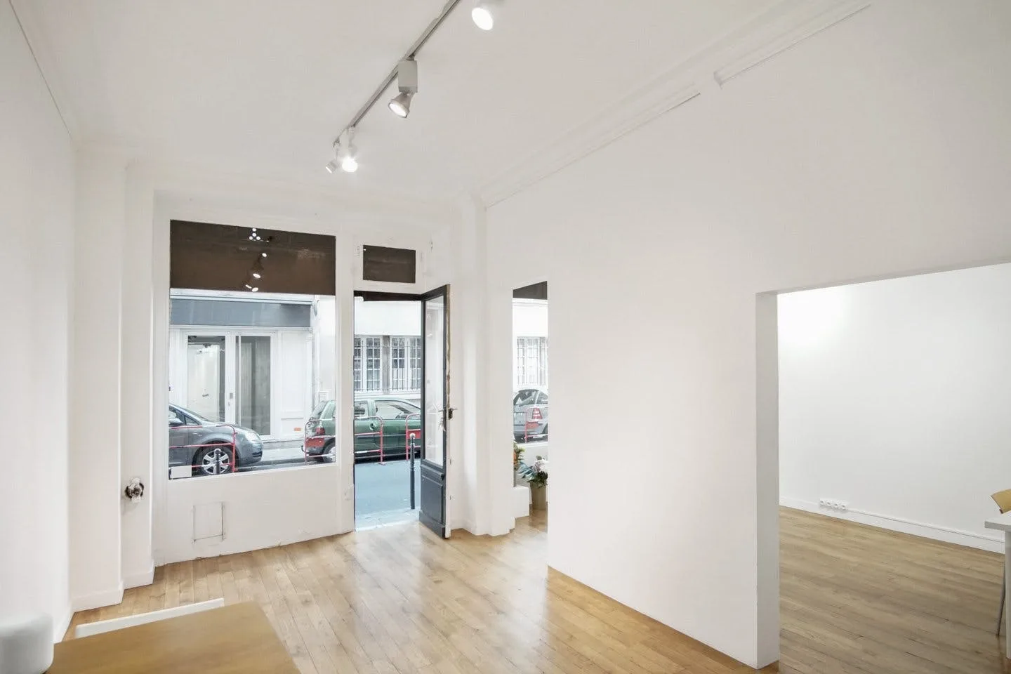 Classic 60 sqm Showroom and Gallery in Le Marais, Paris — 2