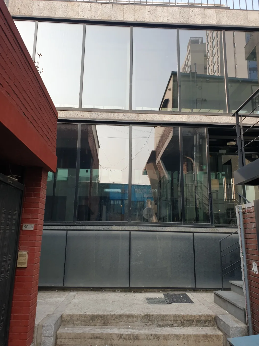 Clean Office Space Near Konkuk University Station, 350 sqm, retail activation, pop-up rental in Dongil-ro 20-gil, interior v…