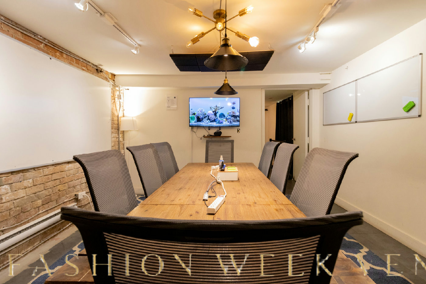 Comfortable Meeting Room for 10 with Presentation Equipment, 37 sqm, corporate event, pop-up rental in Toronto, third interi…