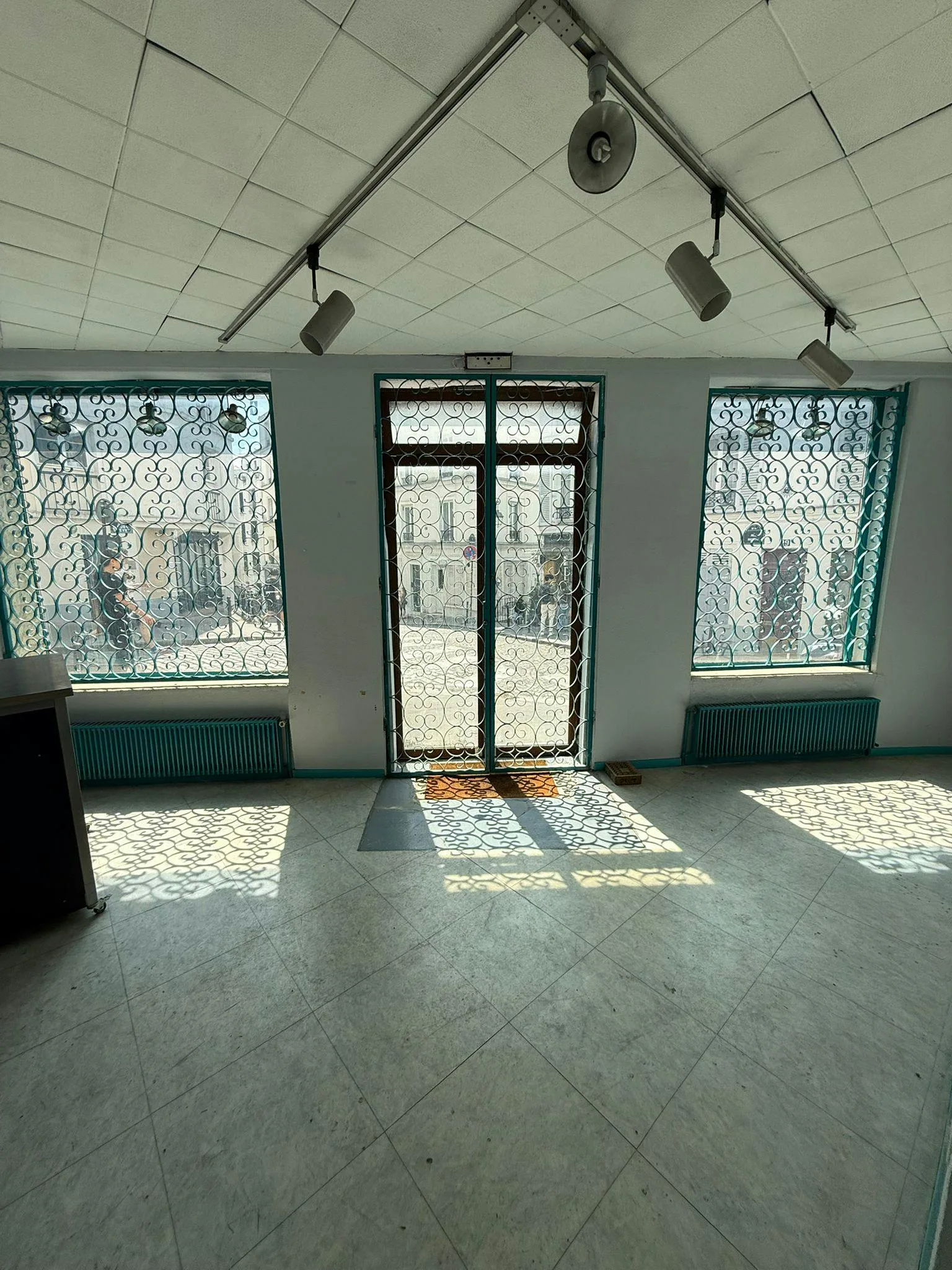 Commercial Corner Space in Butte Montmartre, Paris — 3