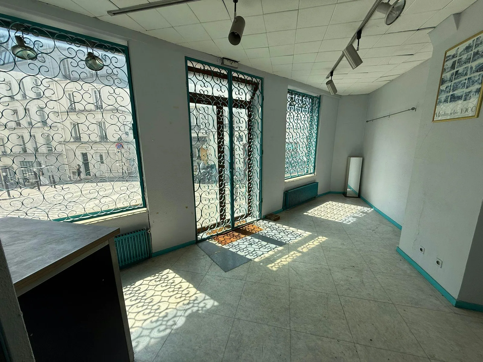 Commercial Corner Space in Butte Montmartre, Paris — 4