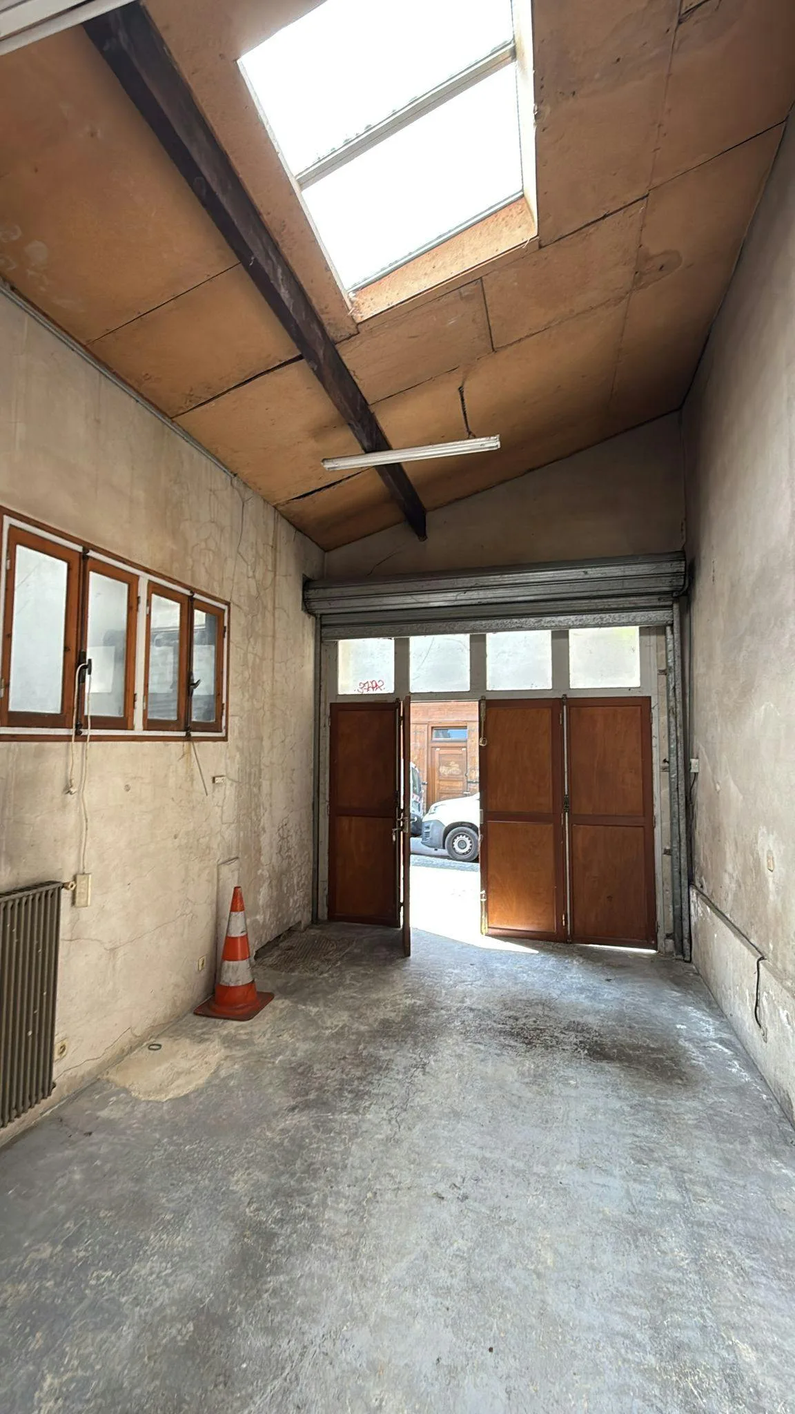 Commercial Corner Space in Butte Montmartre, Paris — 5