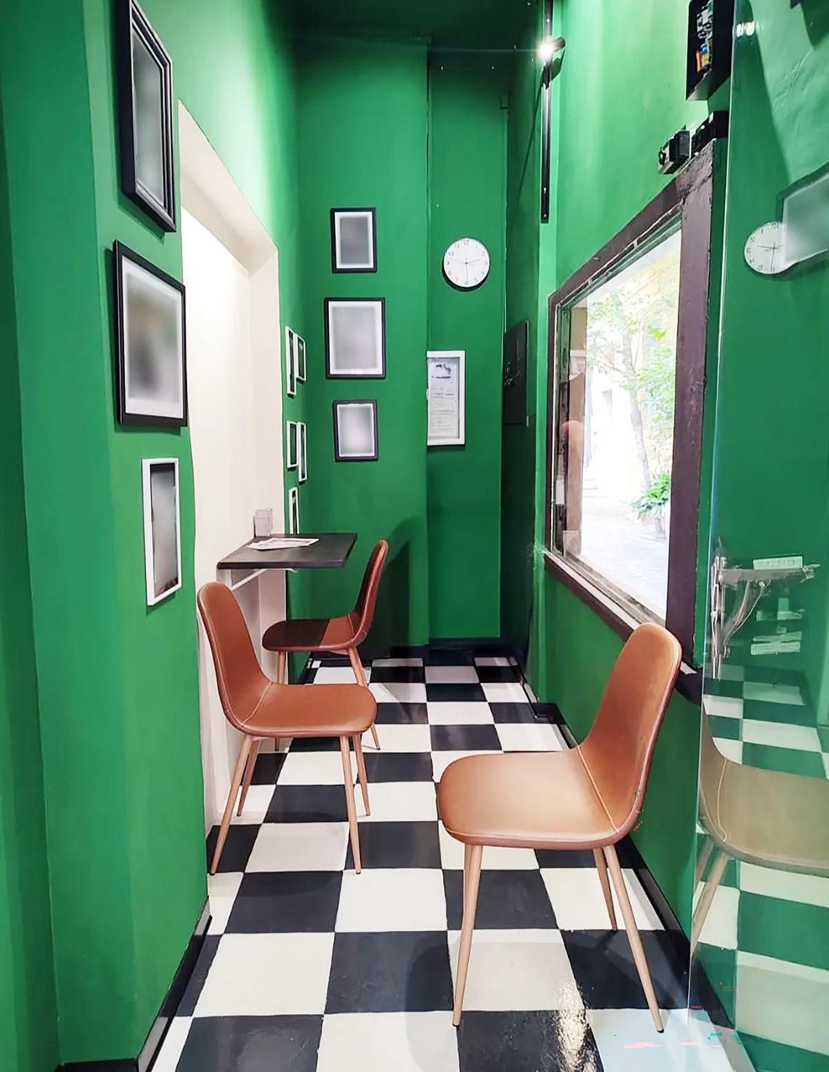 Commercial Space for Rent on Via San Vitale, 6 sqm, pop up store in Bologna