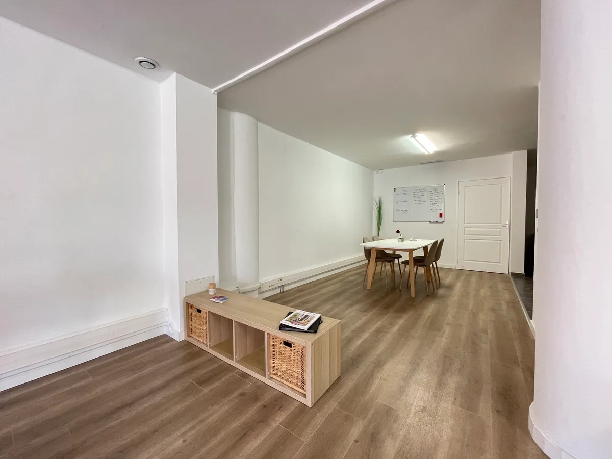 Commercial Space in La Napoule Village Near Cannes, 120 sqm, retail activation, pop-up rental in Mandelieu-la-Napoule, inter…
