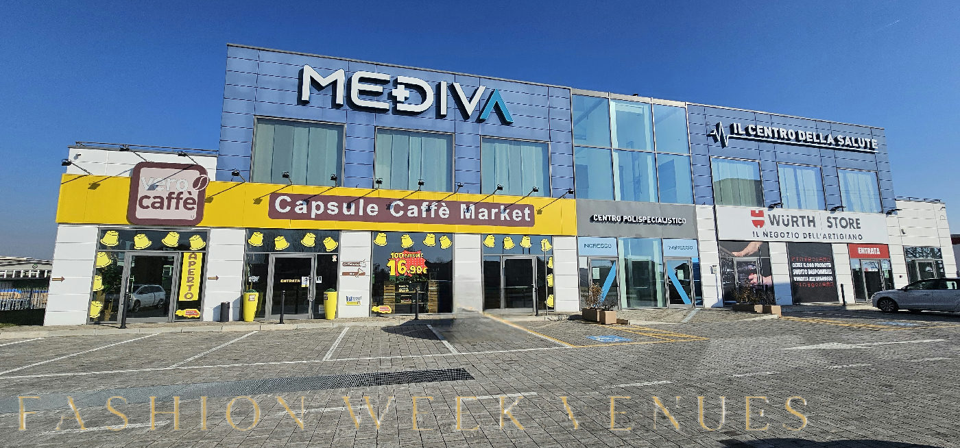 Commercial Space with Ample Parking Available, 390 sqm, pop up store in Medolago, interior view