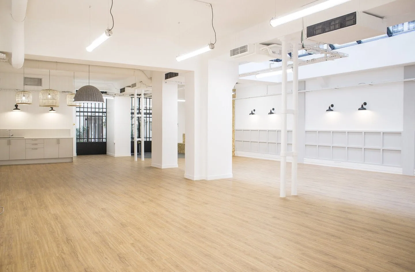 Contemporary 350 sqm Renovated Studio in Le Haut Marais — 3