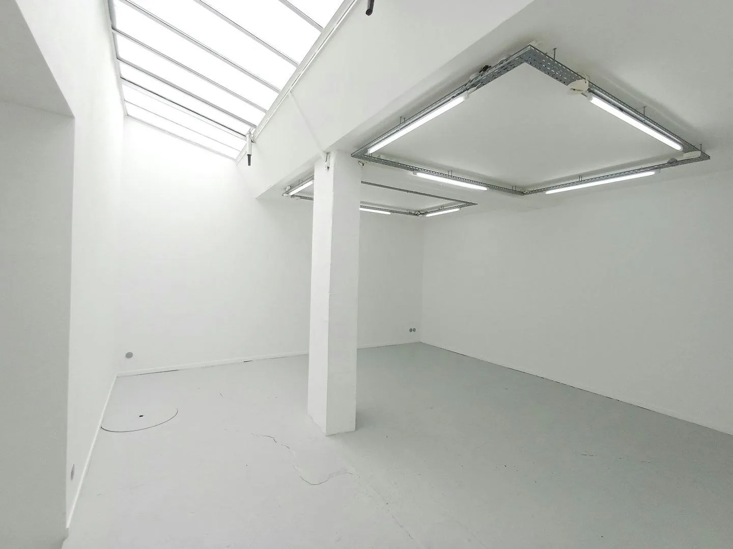 Contemporary Art Gallery and Showroom in Oberkampf — 2